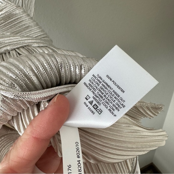 Express Silver V-Neck Tank Top Size Medium EUC - Picture 6 of 10